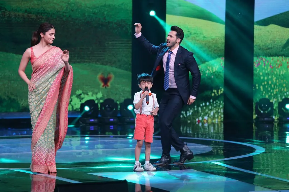 Alia Bhatt and Varun Dhawan enjoying on contestant Swaramsh Tiwari's performance 