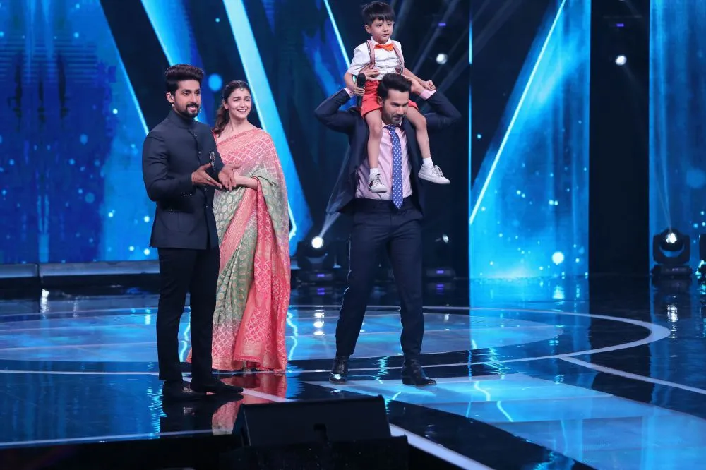 Alia Bhatt, Varun Dhawan along with contestant Swaransh Tiwari and Host Ravi Dubey 