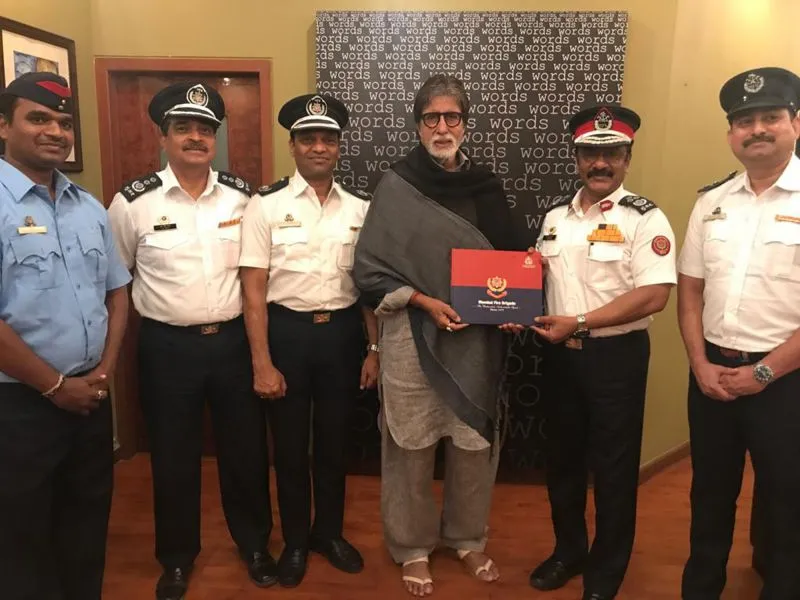 Amitabh Bachchan with The Chief Fire Officer of Maharashtra, Dr. Prabhat Rahangdale