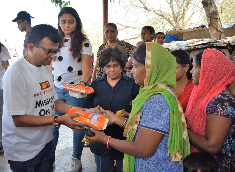Dr.Aneel Kashi Murarka of Ample Missiion distributes sanitary pads to tribal women