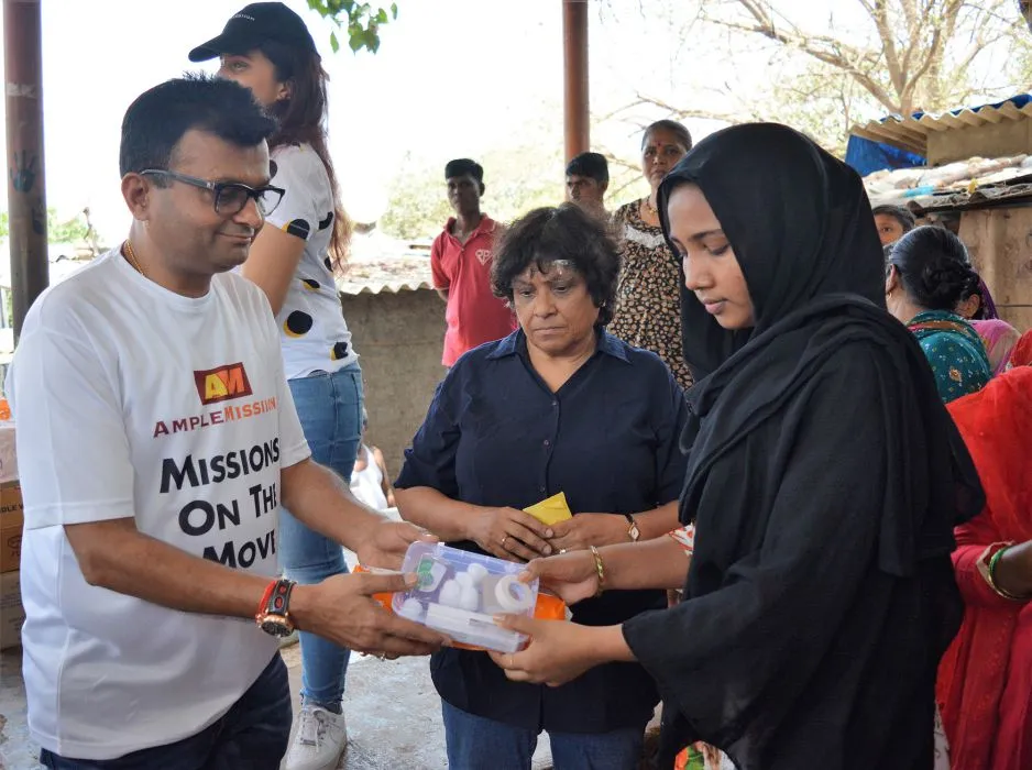 Dr.Aneel Kashi Murarka of Ample Missiion distributes sanitary pads to tribal women
