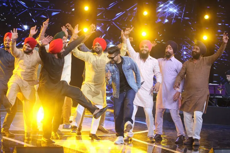 Guru Randhawa dancing with his fans