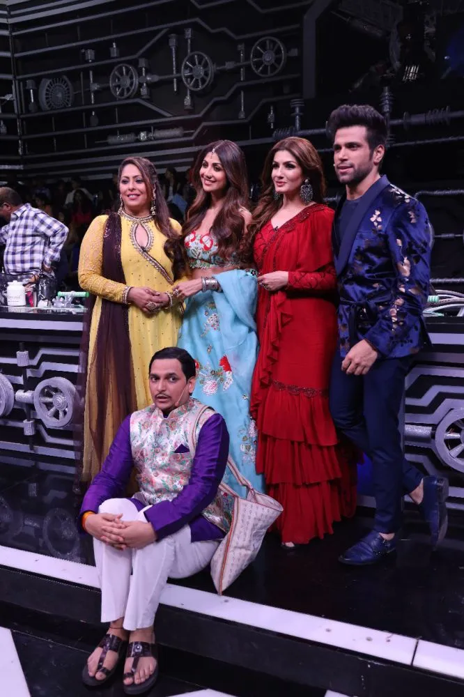 Judge Geeta Kapoor & Shilpa Shetty, Host Rithvik & Paritosh with Guest Judge Raveena Tandon