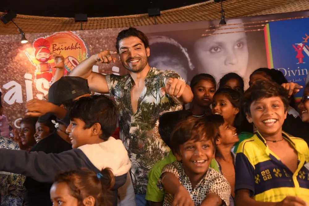 Kids Enjoying With Actor Gurmeet Choudhary