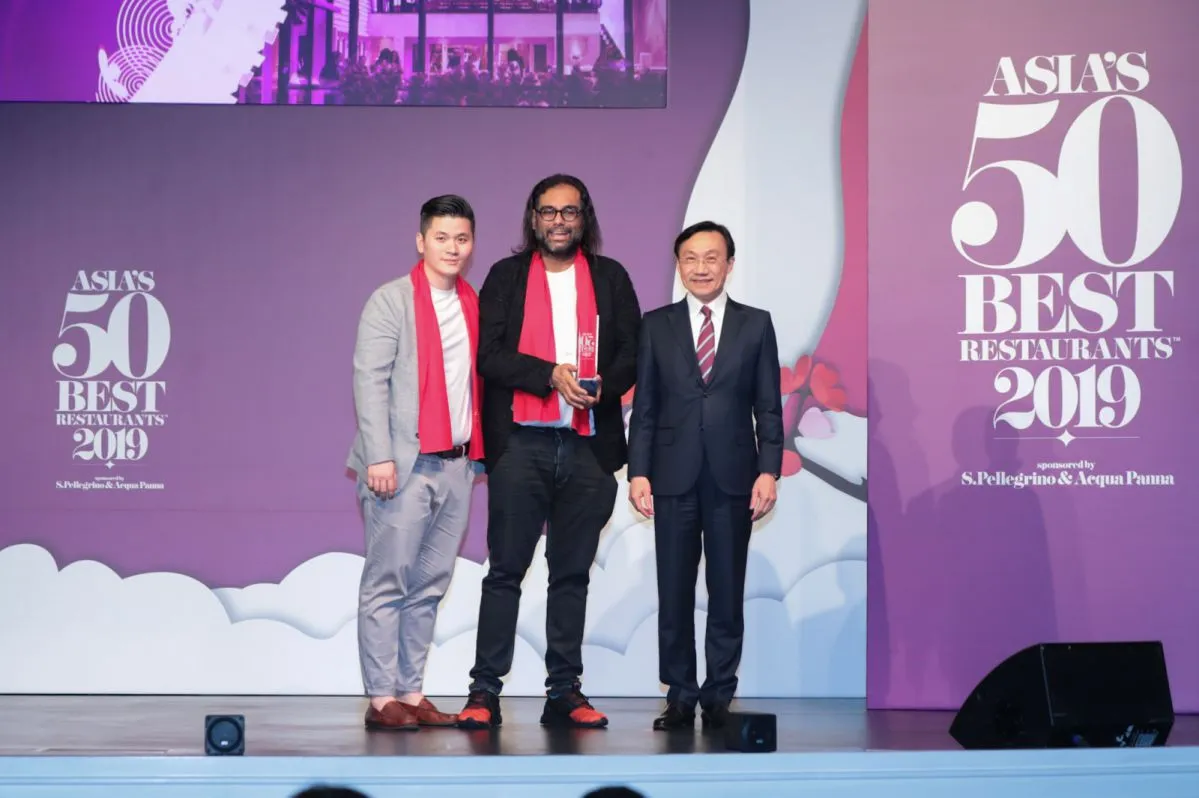 Secretary For Social Affairs And Culture Of The Macao SAR Government, Alexis Tam, Hands The Award To The Winners Of Best Restaurant In Thailand
