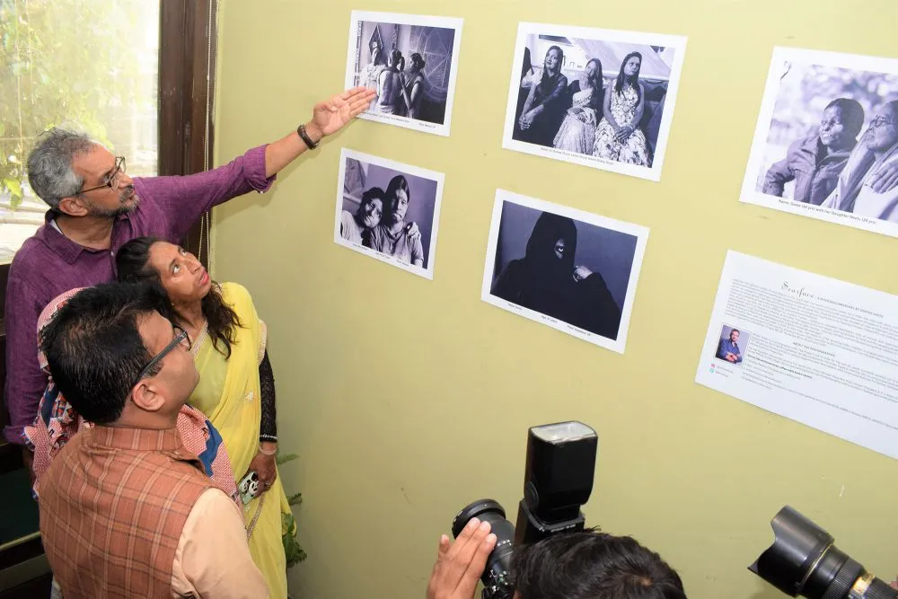 Shirsh Shete, Daulat B Khan And Dr.Aneel Kashi Murarka T Veteran Media Photographer Shirish Shete's Show Scarface On Acid Attack Victims