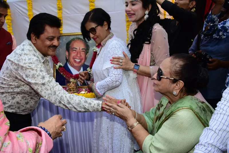 Udit Narayan and Praveen Kapoor share a moment at Padmashree Mahendra Kapoor Chowk inauguration