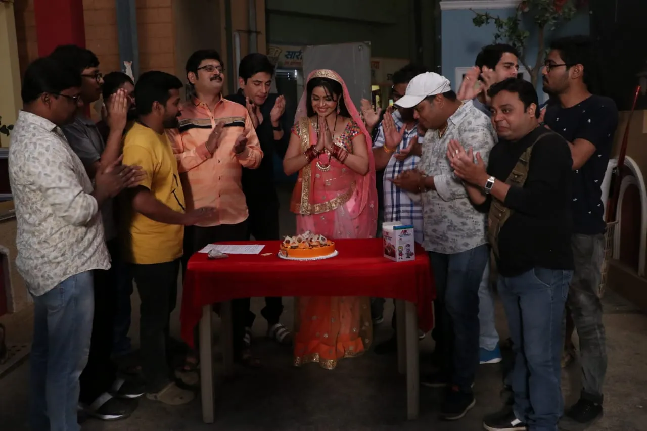 Shubhangi Atre Celebrate Her Birthday On The Sets Of Bhabiji Ghar Par Hai