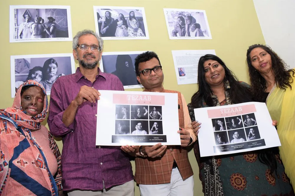Zakira Shaikh, Shirish Shete, Dr.Aneel Kashi Murarka, Anusha Srinivasan Iyer And Daulat B Khan T Veteran Media Photographer Shirish Shete's Show Scarface On Acid Attack Victims