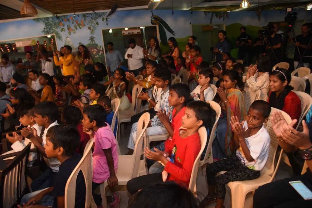 Kids Admiring The Singer At Baisakhi Celebration With Mika Singh