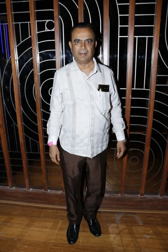  Yogesh Lakhani 