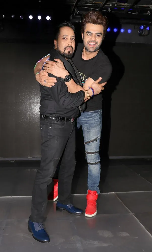 Mika Singh with Manish Paul 