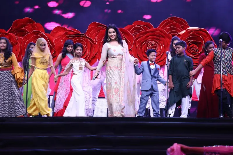 Mrs. Amruta Fadnavis with 18 Finalists