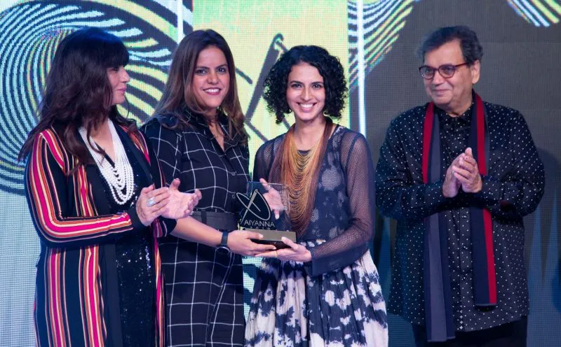 Neeta Lulla, Meghna Ghai Puri along with Subhash Ghai honouring Aparna Badlani for her contribution for judging Aiyanna 2019