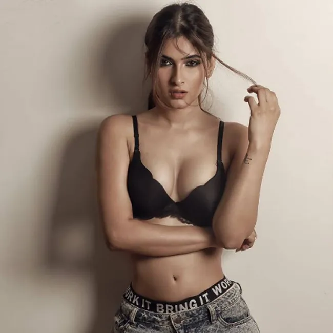 karishma-sharma-flaunts-her-cleavage-in-this