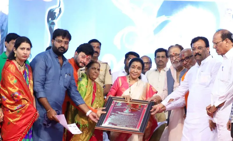 Asha Bhosle Felicitated with Swami Ratna at Shri Swami Samarth Annachhatra Mandal