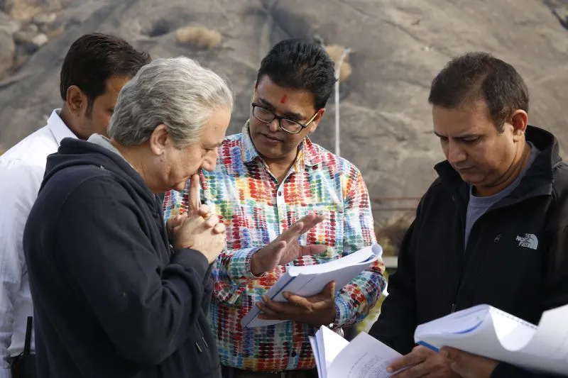 Director Ashok Nanda with Anupam Kher and Kumud Mishra explaining scene on set of movie One Day_compressed