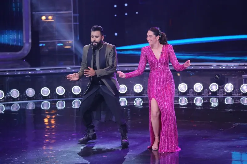 Guest Judge Karisma Kapoor grooving with Judge Bosco Martis