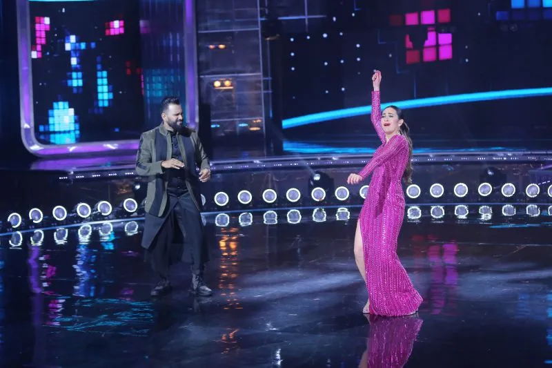 Guest Judge Karisma Kapoor grooving with Judge Bosco Martis