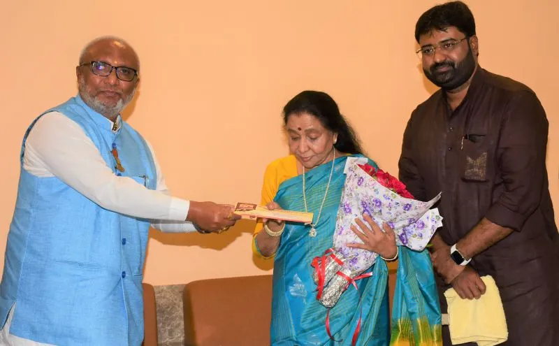 Shri Janmejayraje Vijaysinhraje Bhosale, Asha Bhosle & Amolraje Janmejayraje Bhosale 