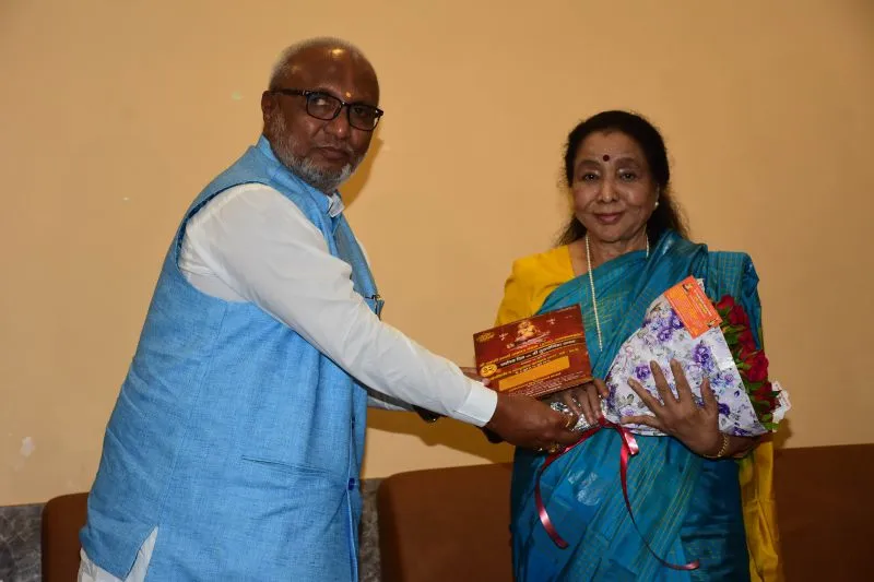 Shri Janmejayraje Vijaysinhraje Bhosale & Asha Bhosle