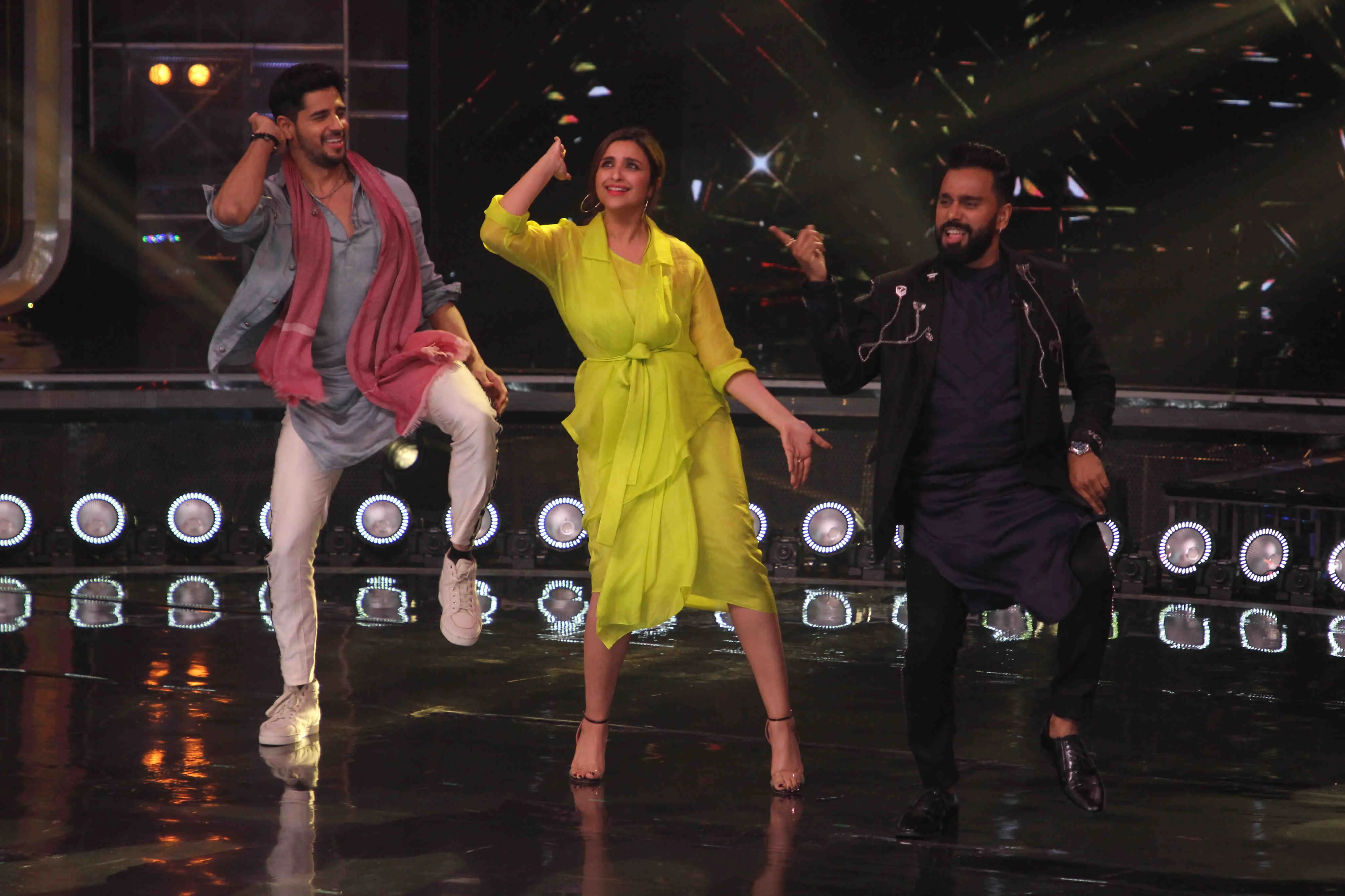 Siddharth Malhotra and Parineeti Chopra grooving to Khadke Glassy with Judge Bosco Martis