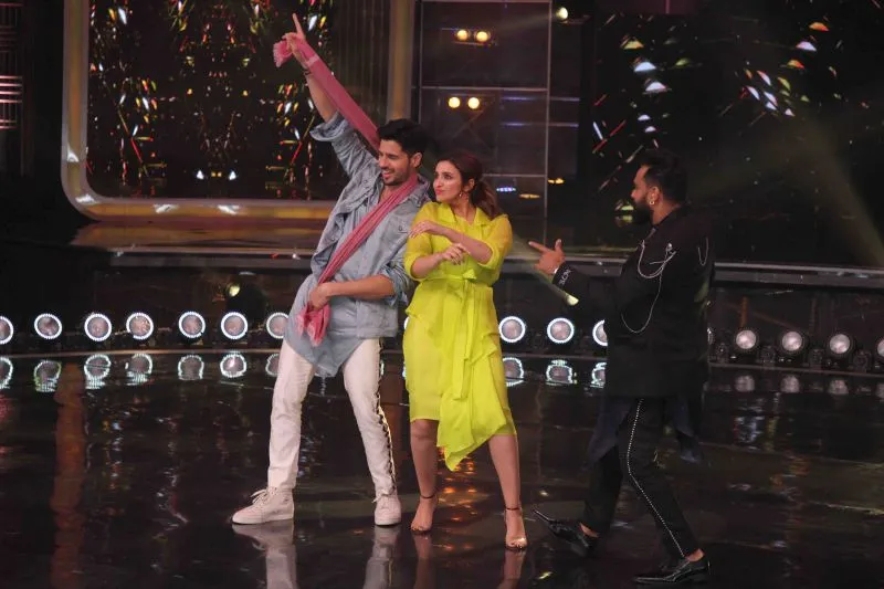 Siddharth Malhotra and Parineeti Chopra grooving to Khadke Glassy with Judge Bosco Martis