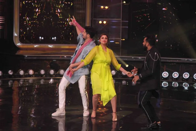 Siddharth Malhotra and Parineeti Chopra grooving to Khadke Glassy with Judge Bosco Martis