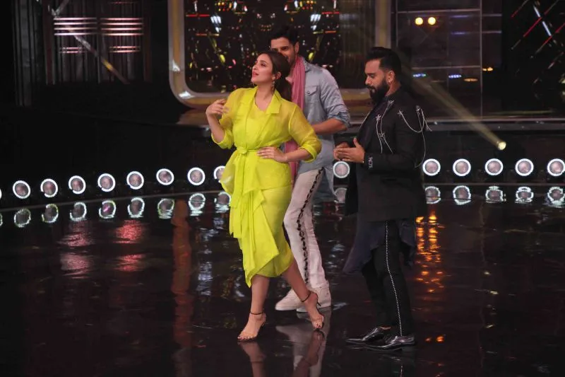 Siddharth Malhotra and Parineeti Chopra grooving to Khadke Glassy with Judge Bosco Martis