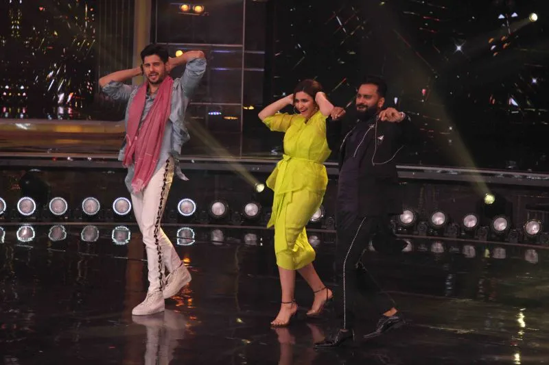 Siddharth Malhotra and Parineeti Chopra grooving to Khadke Glassy with Judge Bosco Martis