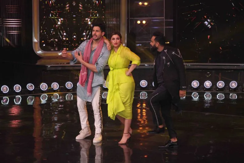 Siddharth Malhotra and Parineeti Chopra grooving to Khadke Glassy with Judge Bosco Martis