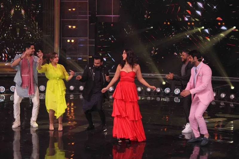 Siddharth Malhotra and Parineeti Chopra grooving to Khadke Glassy with Judges Bosco Martis,Kareena Kapoor Khan, Raftaar and Host Karan Wahi 