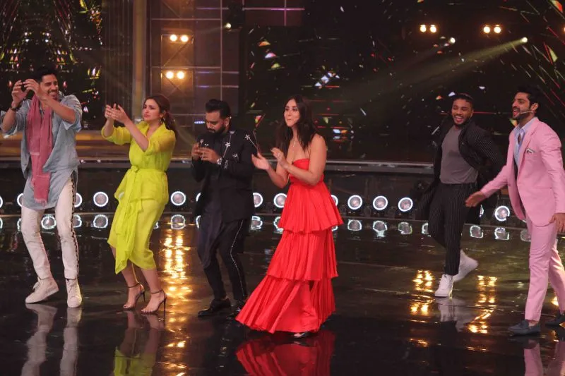 Siddharth Malhotra and Parineeti Chopra grooving to Khadke Glassy with Judges Bosco Martis,Kareena Kapoor Khan, Raftaar and Host Karan Wahi 