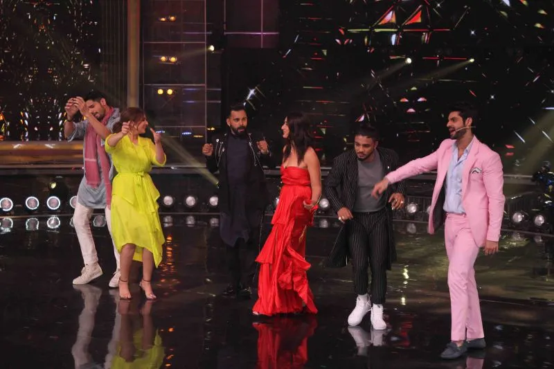 Siddharth Malhotra and Parineeti Chopra grooving to Khadke Glassy with Judges Bosco Martis,Kareena Kapoor Khan, Raftaar and Host Karan Wahi 