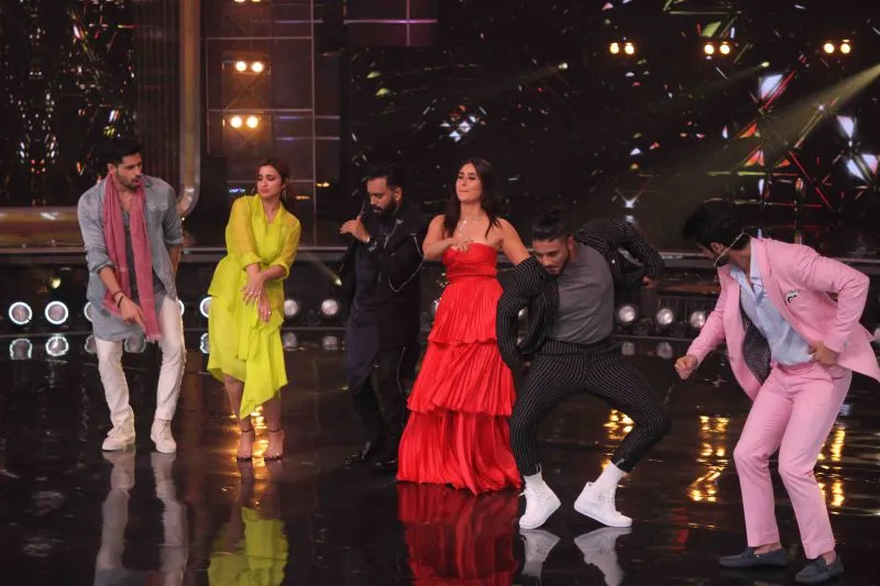 Siddharth Malhotra and Parineeti Chopra grooving to Khadke Glassy with Judges Bosco Martis,Kareena Kapoor Khan, Raftaar and Host Karan Wahi