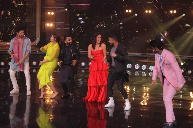 Siddharth Malhotra and Parineeti Chopra grooving to Khadke Glassy with Judges Bosco Martis,Kareena Kapoor Khan, Raftaar and Host Karan Wahi