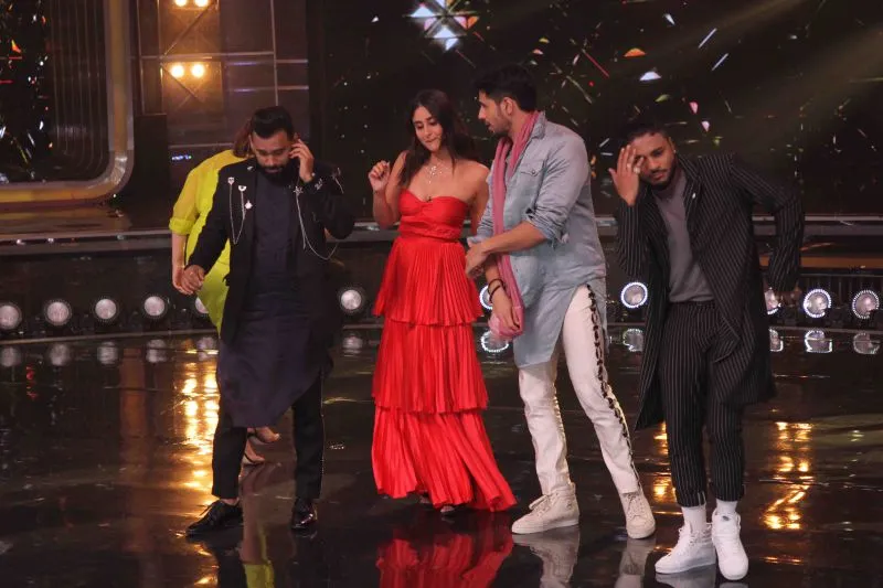 Siddharth Malhotra and Parineeti Chopra grooving to Khadke Glassy with Judges Bosco Martis,Kareena Kapoor Khan, Raftaar and Host Karan Wahi