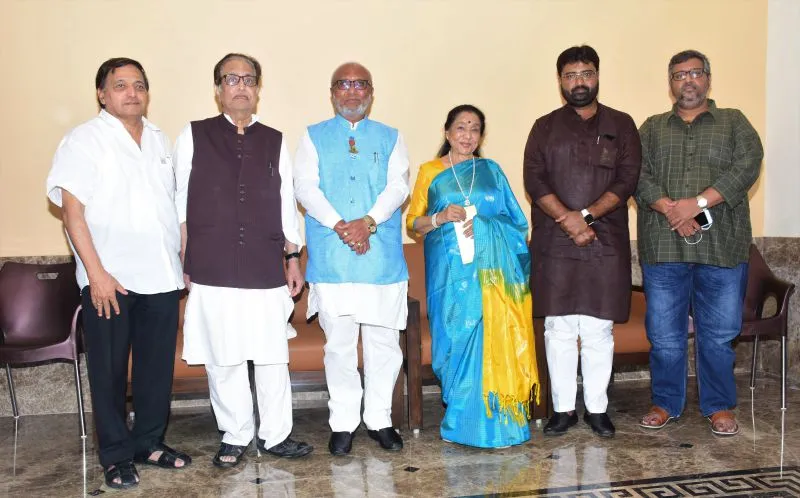 Sudhir Gadgil, Hridaynath Mangeshkar, Shri Janmejayraje Vijaysinhraje Bhosale, Asha Bhosle, Shri Amolraje Janmejayraje Bhosale & Adinath Mangeshkar