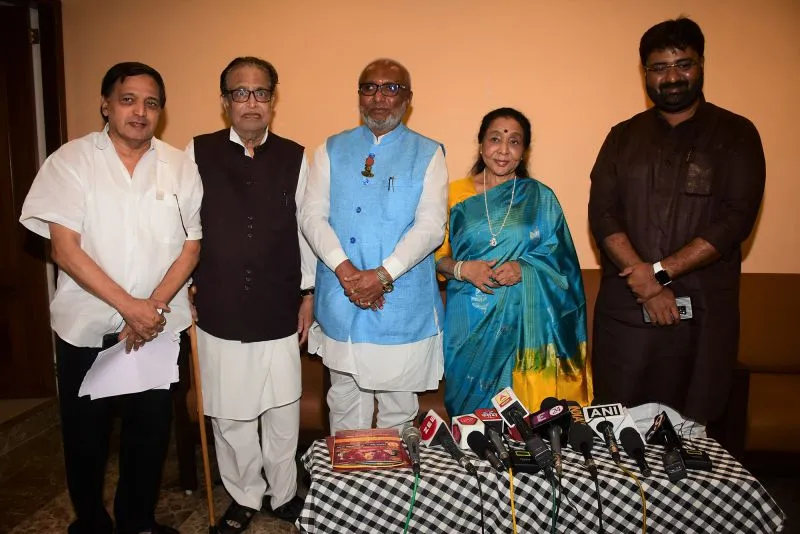 Sudhir Gadgil, Hridaynath Mangeshkar, Shri Janmejayraje Vijaysinhraje Bhosale, Asha Bhosle and Shri Amolraje Janmejayraje Bhosale_