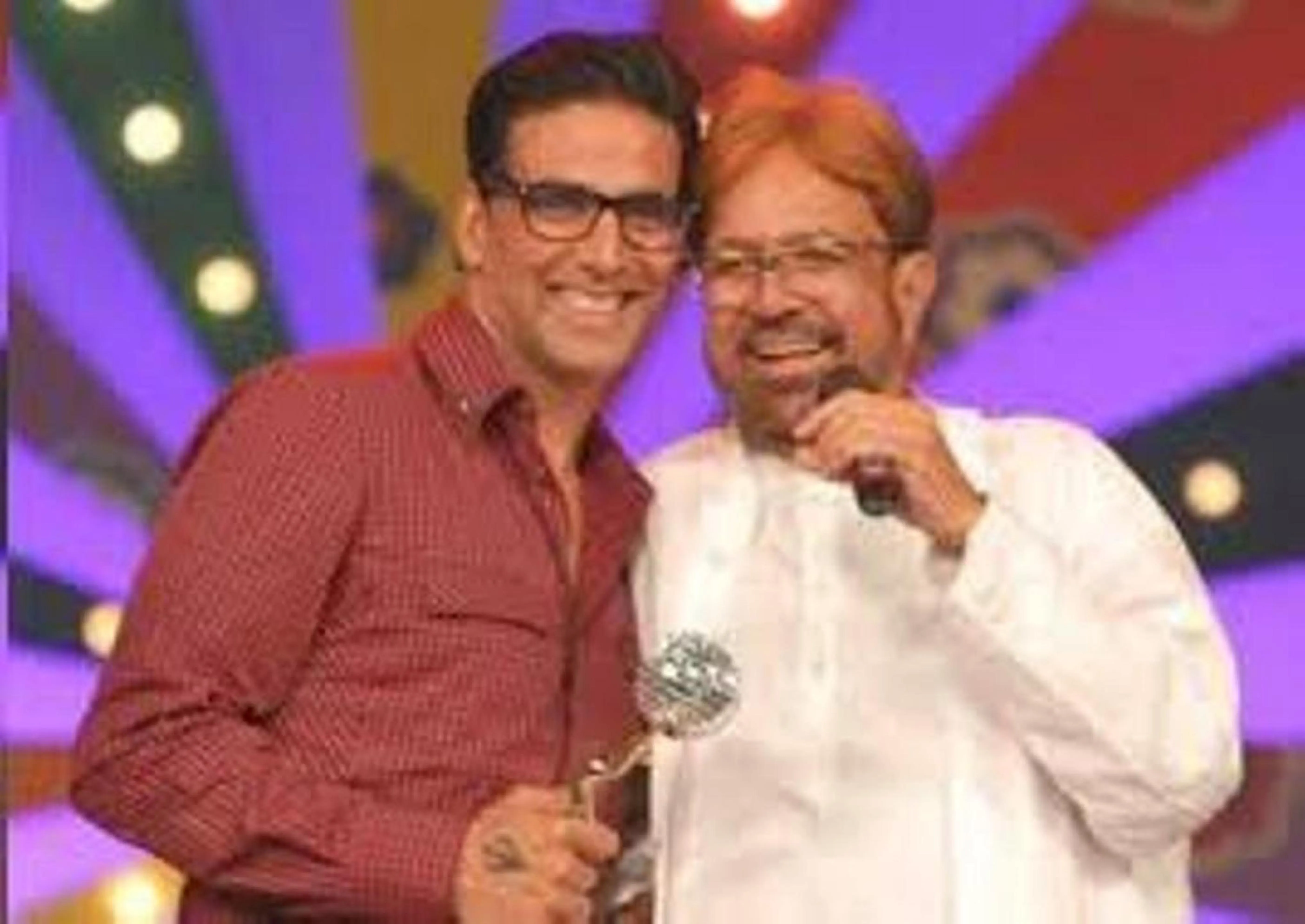 Superstar Rajesh Khanna presents the Excellence in Film Journalism Award to Chaitanya Padukone(1)