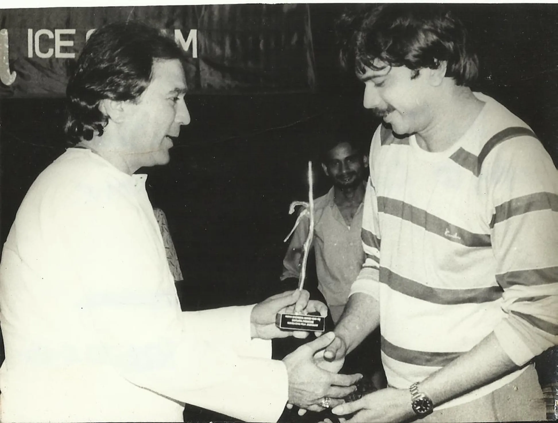 Superstar Rajesh Khanna presents the Excellence in Film Journalism Award to Chaitanya Padukone(1)