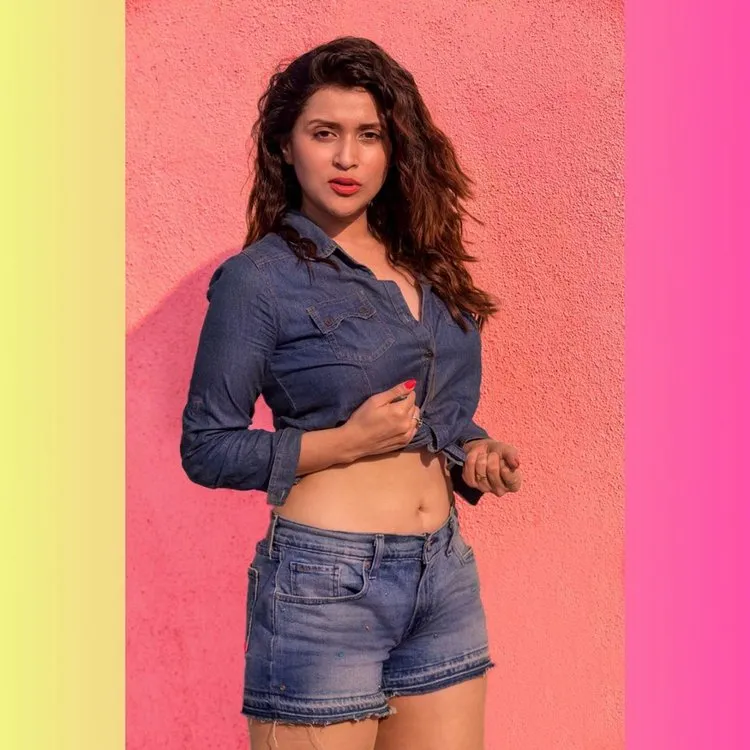 Mannara Chopra unveils Smartphone in Hyderabad