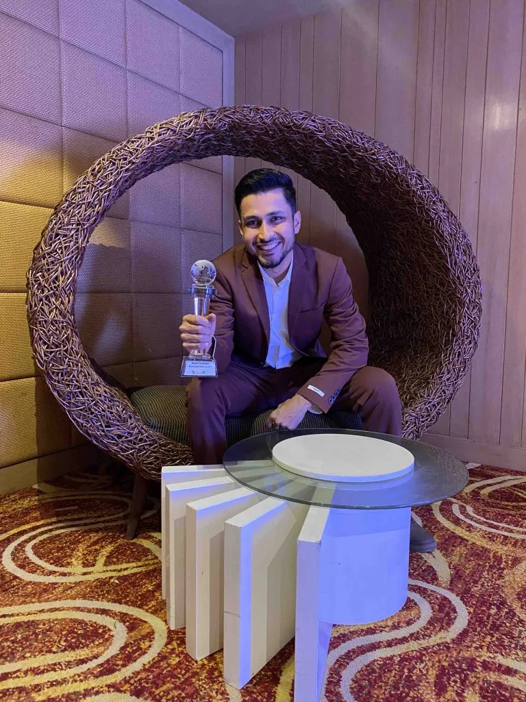 Amol Parashar bags Most Loved Actor on OTT award (1)