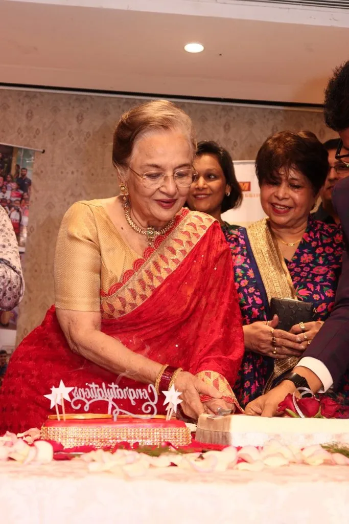 Asha Parekh cutting 80th Bday cake