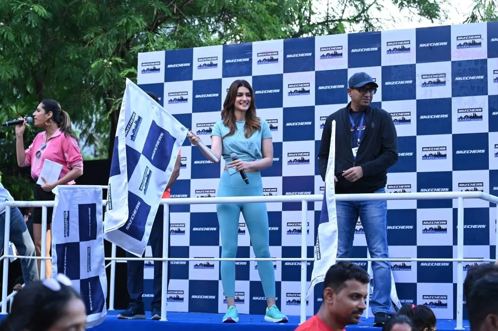 Kriti Sanon flagging off the Skechers Mumbai Walkathon