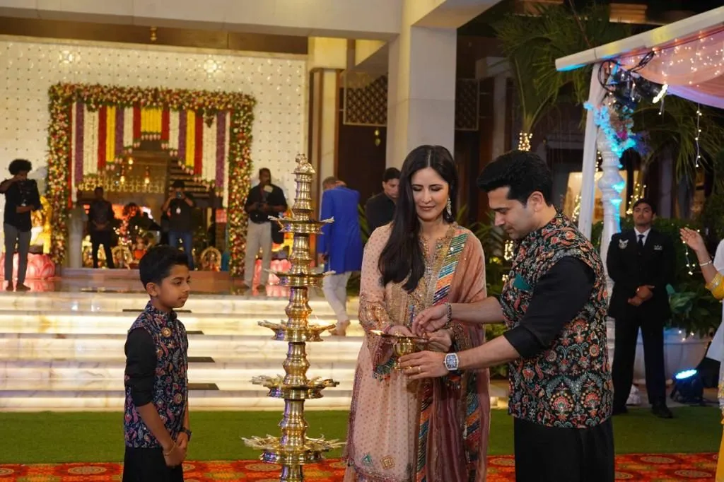 (L-R) Kalyan Jewellers' global brand ambassador Katrina Kaif with Mr. Ramesh Kalyanaraman (ED-Kalyan Jewellers) (2)