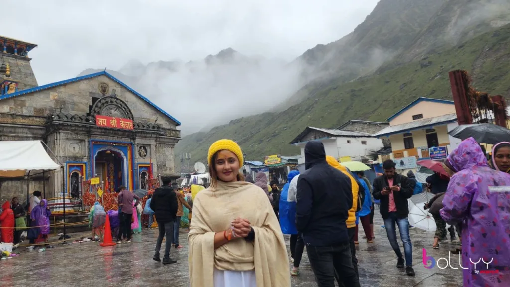 Rashami Desai makes a religious trip to Kedarnath to seek blessings (13)