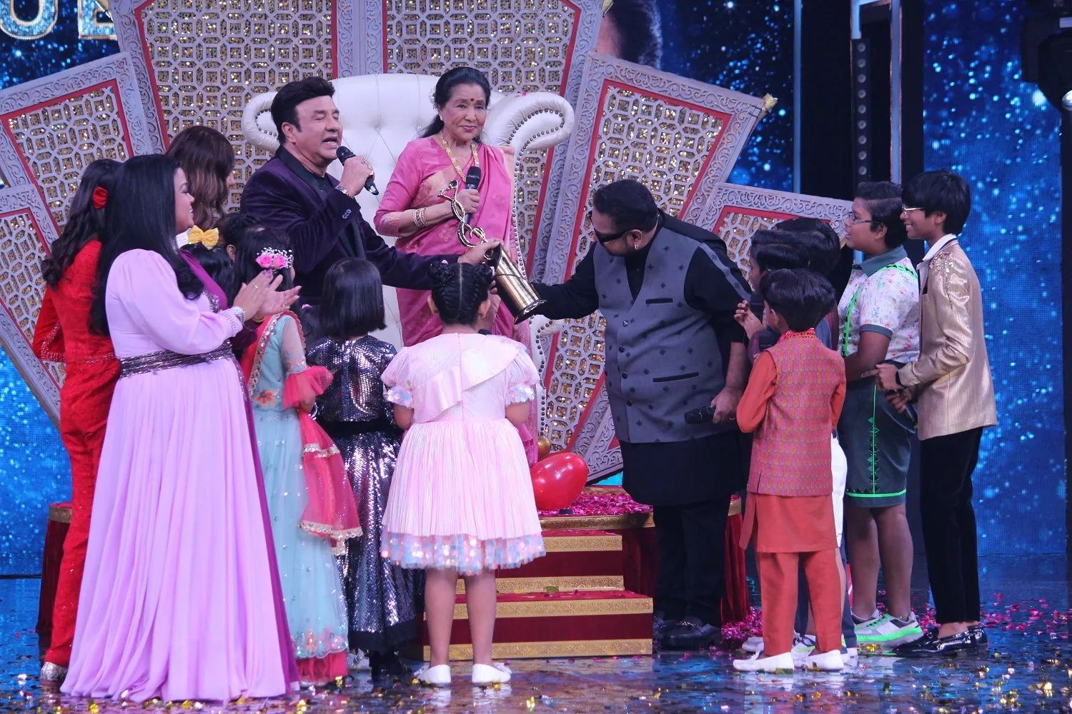 Asha Bhosle along with all the contestants and judges on the sets of Sa Re Ga Ma Pa Li'l Champs