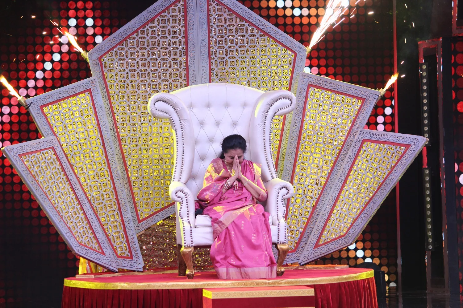 Asha Bhosle on the sets of Sa Re Ga Ma Pa Li'l Champs (1)