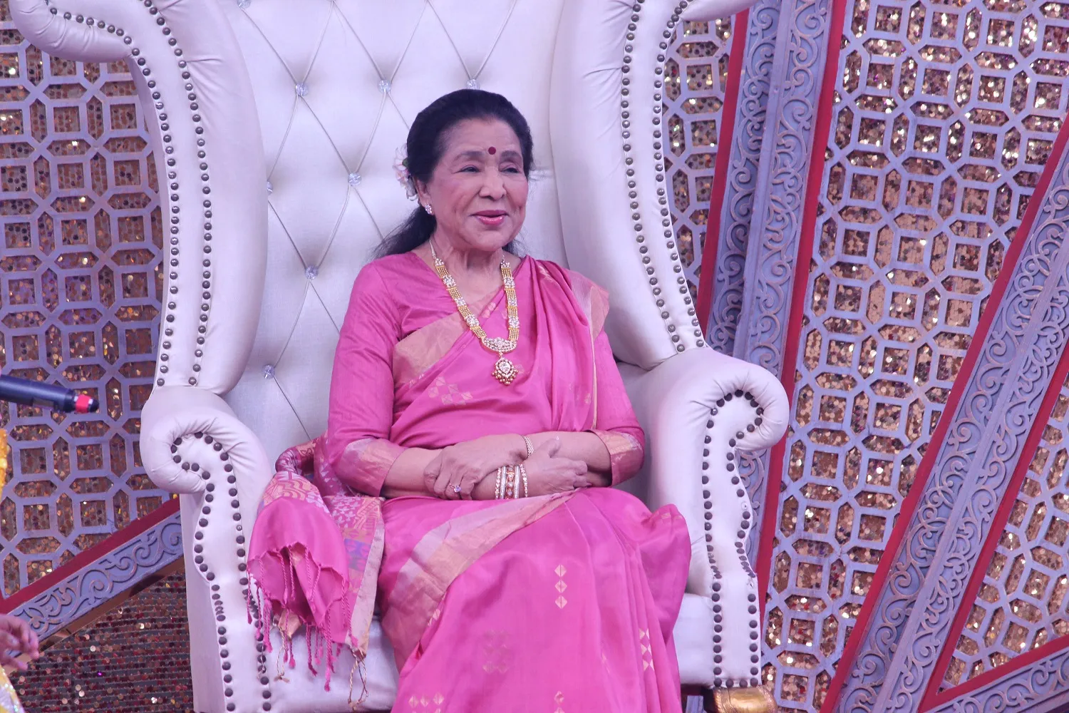 Asha Bhosle on the sets of Sa Re Ga Ma Pa Li'l Champs (2)
